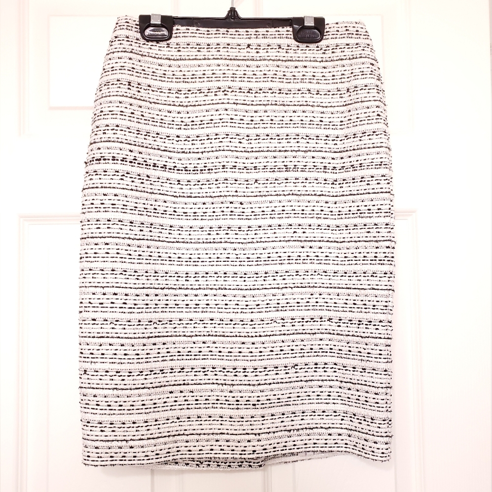 Le Chateau tweed black & white pencil skirt Size 1 / 2 Chanel style fits size XS